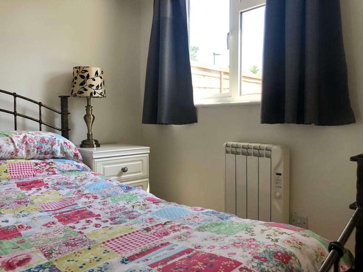 Home-From-Home - Self Catering Garden Apartment, Уотърлувил Екстериор снимка