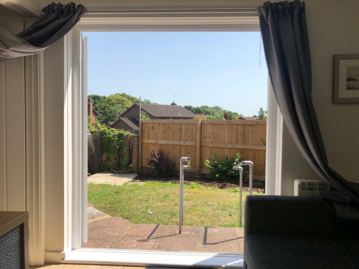 Home-From-Home - Self Catering Garden Apartment, Уотърлувил Екстериор снимка
